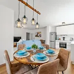 Daire Nexstay Design Mit Loggia Und Parkplatz *