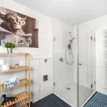 Daire Nexstay Design Mit Loggia Und Parkplatz *
